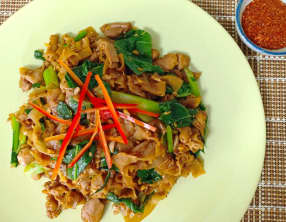 Pad see ew : nouilles de riz sautées à la sauce soja