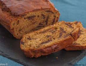 Gâteau du matin à la farine de riz et à la farine de pois chiche, aux bananes et palets de chocolat noir