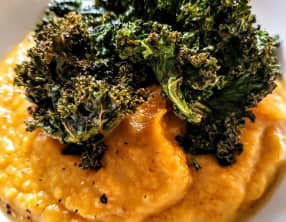 Velouté de butternut, chips de chou kale