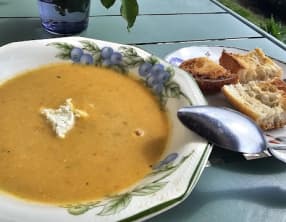 Velouté de courgette jaune avec du bouillon de couscous
