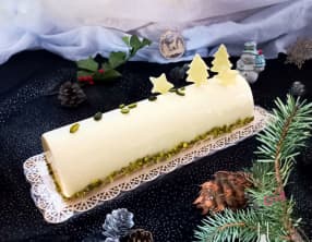 Bûche vanille, croustillant pistache et insert fruits rouges