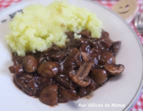 Bourguignon de champignons de Paris bruns au vin rouge