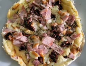 Une pizza factice de blancs d'œuf, jambon blanc et scamorza