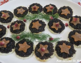 Toasts aux œufs de lump noirs et étoile de saumon fumé