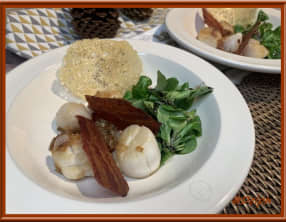 Poêlée de noix de Saint-Jacques, tuiles de parmesan et chips de poitrine fumée