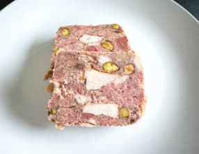 Terrine de campagne aux foies de volailles et pistaches
