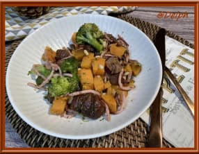 Poêlée de brocolis, patate douce, marrons et jambon fumé