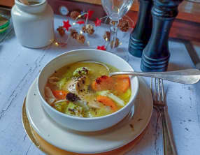 Bouillon festif de Nouvel An au foie gras et truffe noire