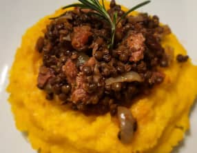 Nids de polenta aux lentilles et cotechino