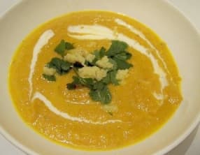 Velouté de carottes, navets boule d'or au curry et gingembre