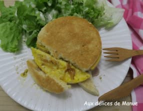 Croque-monsieur à l'omelette au bacon et emmental