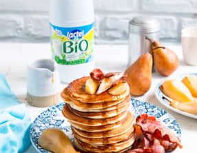 Pancakes bacon fumé et poires pochées au sirop d'érable