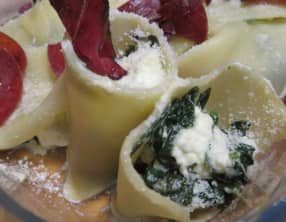 Cannellonis feta et épinards, chips de speck