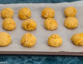 Boulettes de pois chiches et haricots blancs à la polenta et au fromage