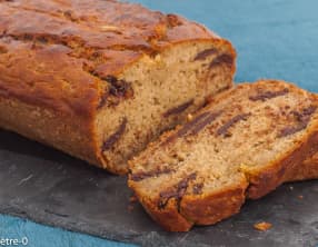 Gâteau du matin sans oeufs aux bananes et palets de chocolat noir