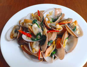 Palourdes au basilic sacré "hoi laï pad kaprao"