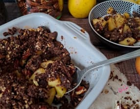 Crumble chocolat, pommes et noix de pécan