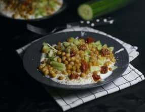 Salade pois chiches grillés concombres et crème de féta au gomasio