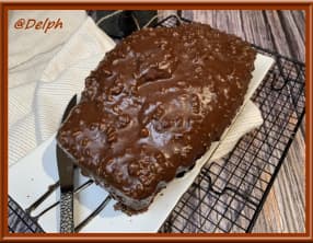 Cake au chocolat noir et son glaçage chocolat pistache