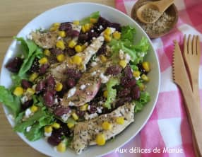 Salade de poulet grillé aux haricots rouges, betterave, maïs et gomasio