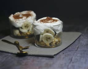 Verrines de banane biscuit caramel et chantilly au chocolat blanc