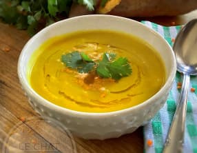 Soupe aux lentilles corail, patate douce et curcuma