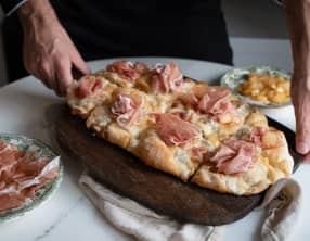 Pizza romaine "alla pala" au Prosciutto di San Daniele AOP, poire et gorgonzola