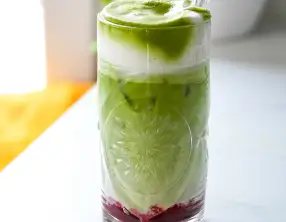 Matcha latte aux fruits rouges