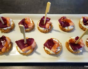 Bouchées de pain d'épices au canard fumé et chutney