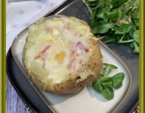 Pommes de terre farcies à l’œuf de caille et râpé de jambon