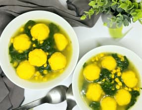 Bouillon d'épinards et maïs et boulettes de polenta