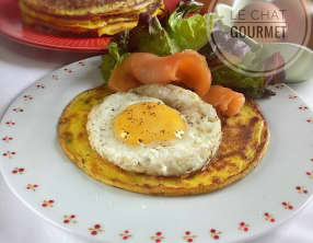 Crêpes de pommes de terre au saumon fumé et œuf au plat