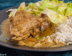 Poulet mijoté à la sauce au curry et crème de coco