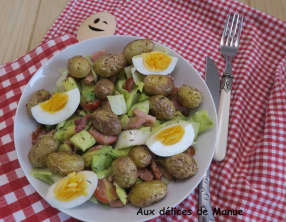 Salade de pommes de terre grenailles rôties à l'avocat et bacon