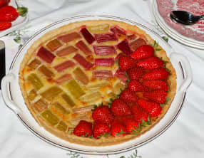 Tarte amandine, rhubarbe et fraises