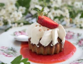 Financier au sarrasin et fraises, chantilly vanillée et coulis aux fraises