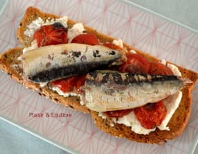 Tartines de tomates rôties et sardines sur crème de feta