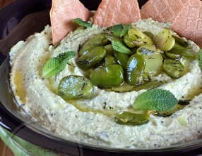 Mezzé de fèves fraîches et chips de maïs