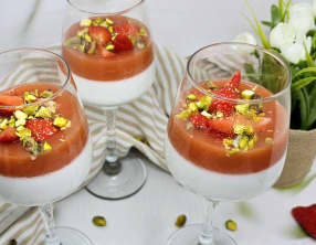 Pannacotta coco fraises et rhubarbe