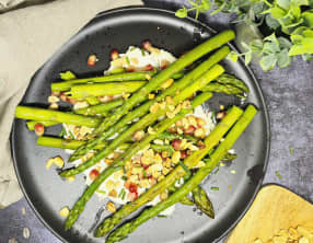 Asperges vertes au mascarpone, cacahuètes et grenade