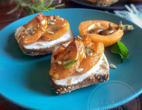 Tartines de chèvre frais et nèfles rôties