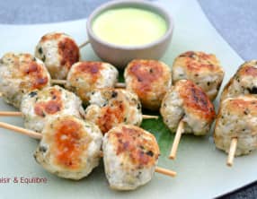 Brochettes de boulettes de poulet sauce coco curry