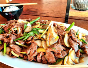 Bœuf sauté aux oignons