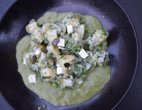 Salade de pommes de terre et petits pois aux herbes et citron, crème de pois cassés