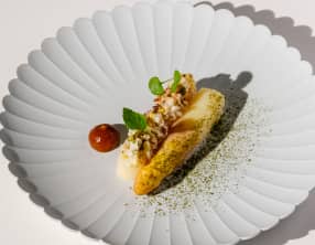 Asperges blanches cuites à l’étouffée, noisette, sauce barbecue végétale