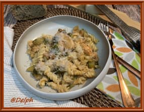 Filets de poulet aux pâtes et courgettes