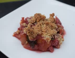 Crumble fraises, pommes et lierre terrestre