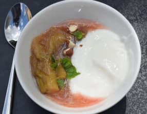 Rhubarbe rôtie à la vanille et cardamome