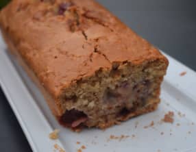 Cake vegan à la poudre d'amandes et cerises fraîches