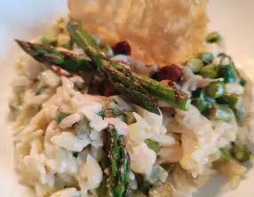 Orzo crémeux aux légumes croquants, noisettes torréfiées et tuile de parmesan